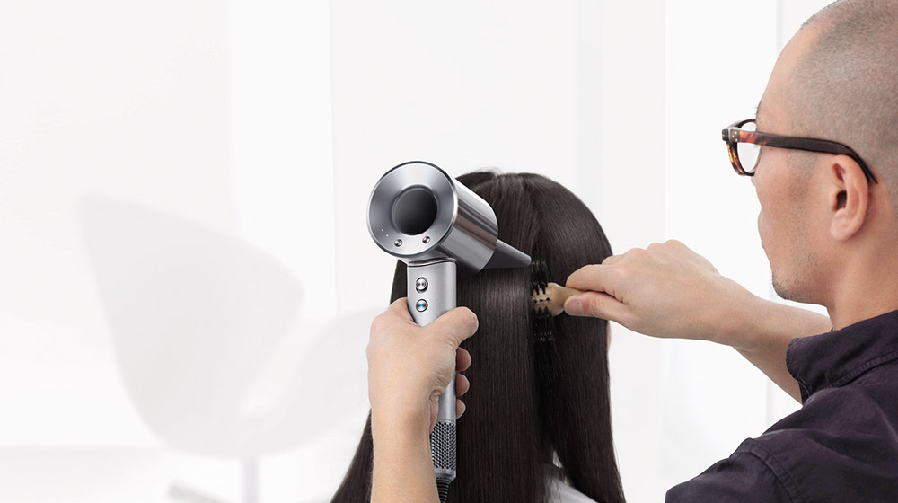Dyson Supersonic™ヘアードライヤー - インテリジェント・ヒートコントロール機能により、過度の熱によるダメージを防いで、髪を乾かすことができます。