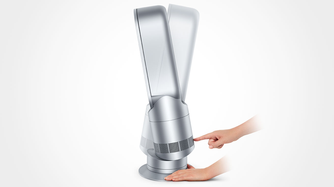 The Dyson AM09 ファンヒーター（ブラック／ニッケル） bladeless fan heater. Easy tilt. AM09 pivots on its own center of gravity, staying put without clamping